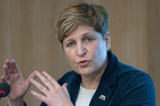 Bauministerin Razavi