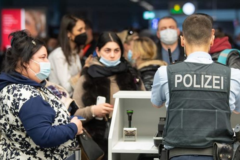 Ukraine-Flüchtlinge aus Moldau warten auf dem Flughafen Frankfurt auf ihre Registrierung durch die Bundespolizei.