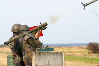 Bundeswehr-Reservisten üben mit der Luftabwehrrakete "Strela".