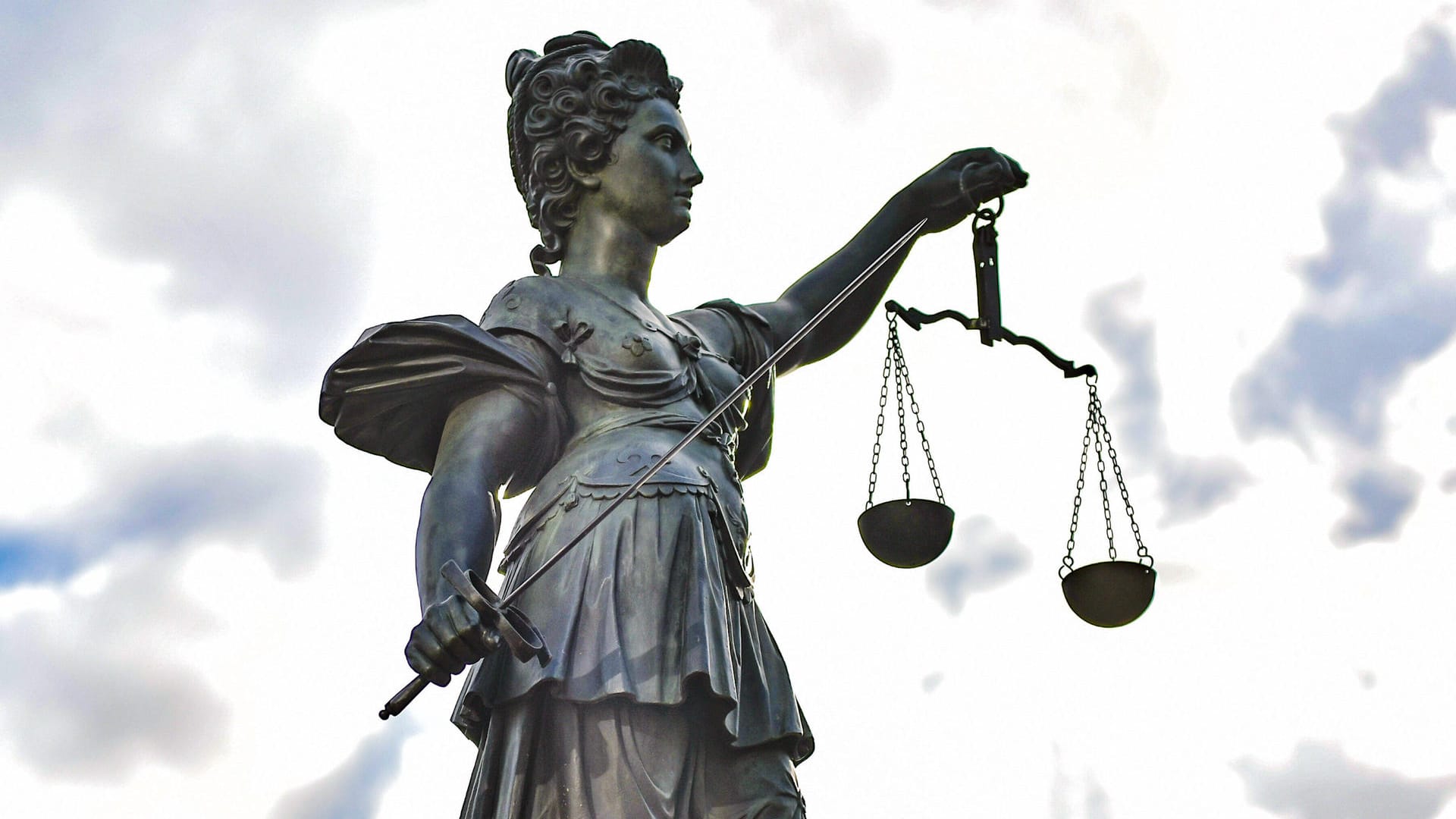 Eine Justitia mit Waage und Schwert (Symbolbild): Die Polizistin verkaufte unrechtmäßig Eigentum der Polizei Leipzig. Eine Justitia mit Waage und Schwert (Symbolbild): Die Polizistin verkaufte unrechtmäßig Eigentum der Polizei Leipzig.