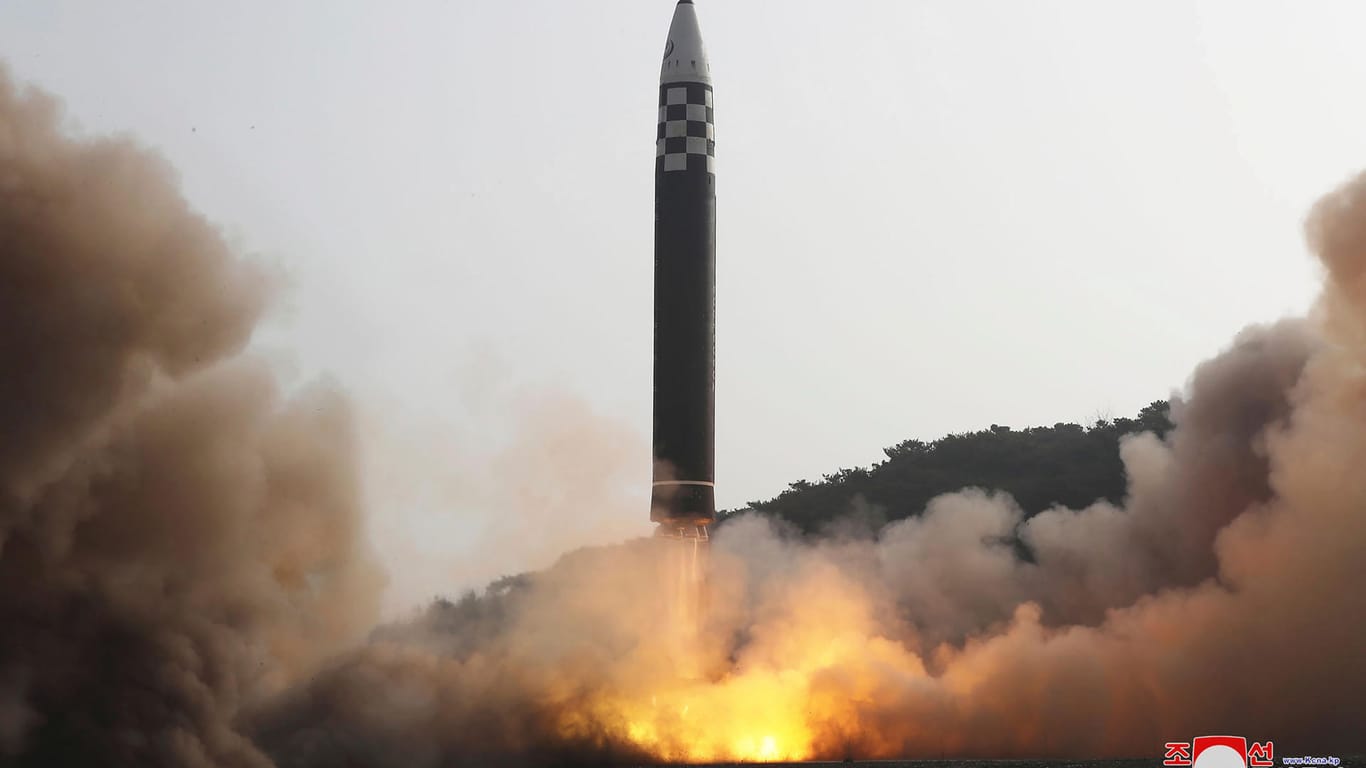 Dieses von der nordkoreanischen Regierung verbreitete Foto zeigt den mutmaßlichen Testschuss einer Interkontinentalrakete (ICBM) des Typs Hwasong-17.