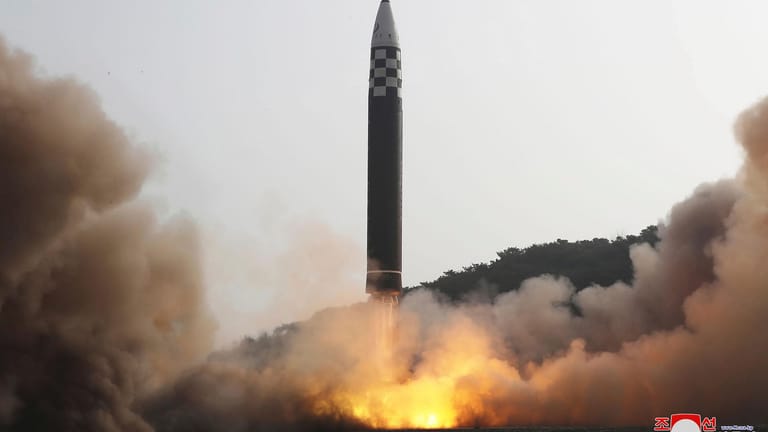 Dieses von der nordkoreanischen Regierung verbreitete Foto zeigt den mutmaßlichen Testschuss einer Interkontinentalrakete (ICBM) des Typs Hwasong-17.