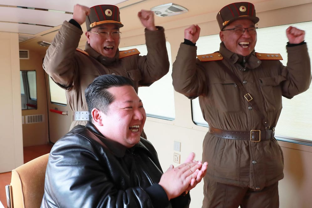 Kim Jong Un feiert den Start der neuartigen, atomwaffenfähigen, ballistischen Interkontinentalrakete. Der Start der Rakete der Bauart Mars Cannon 17 Typ 2, im Original "Hwasongpho-17", fand an einem nicht mitgeteilten Ort statt.