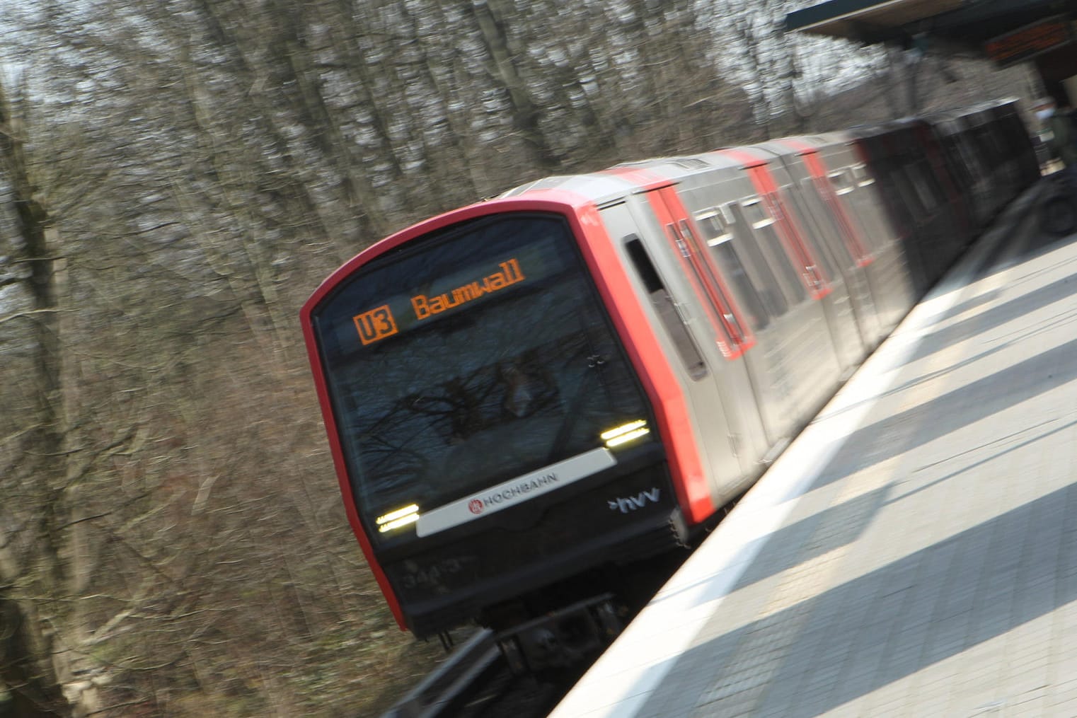 Zug der Hamburger U-Bahn U3 (Symbolbild): Hamburg setzt den Vorstoß der Bundesregierung um.