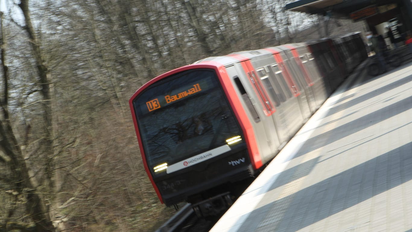 Zug der Hamburger U-Bahn U3 (Symbolbild): Hamburg setzt den Vorstoß der Bundesregierung um.