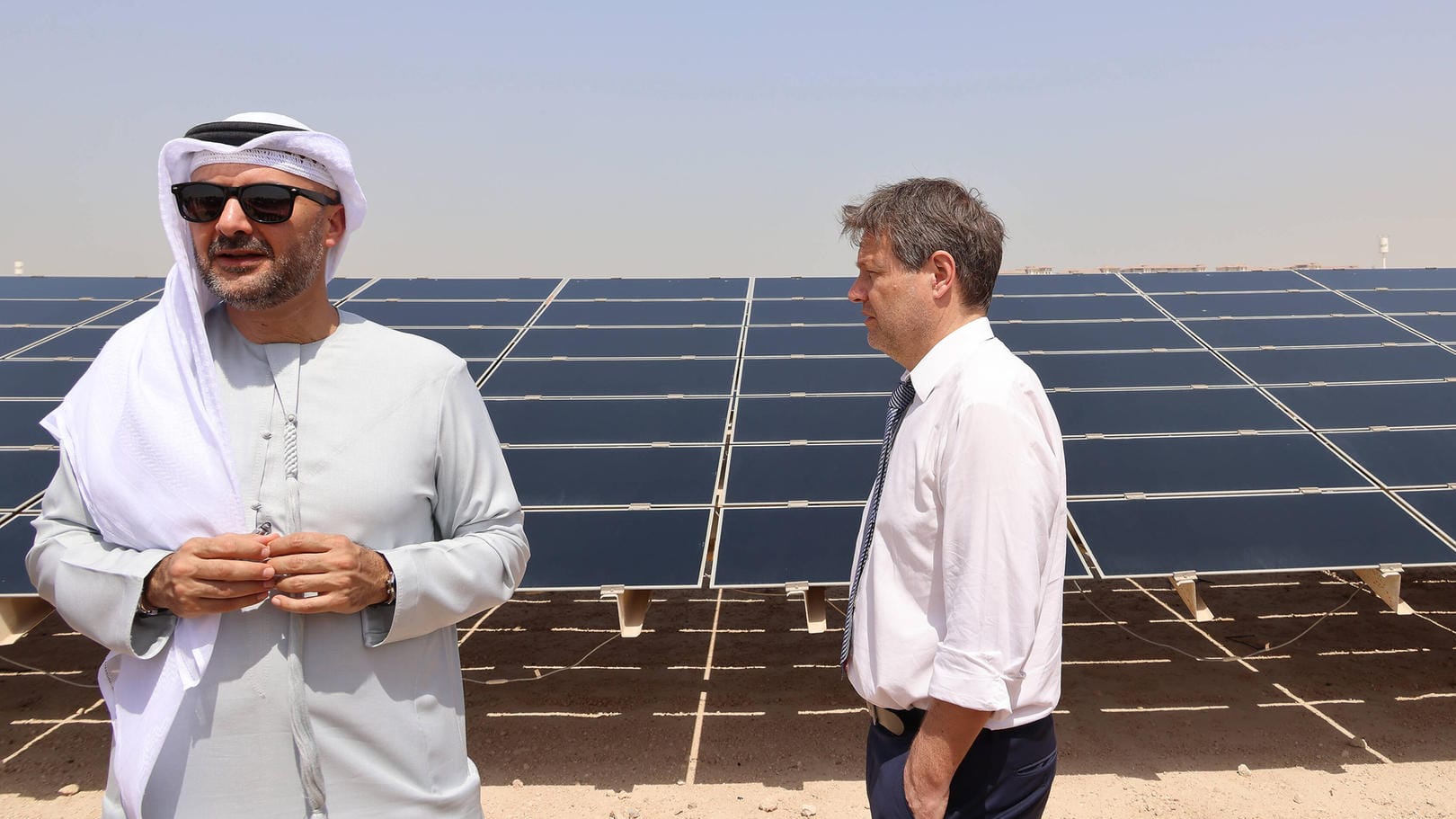 Wirtschaftsminister Robert Habeck (r.) auf Besuch in den Vereinigten Arabischen Emiraten. Zuvor war er in Katar, um auch dort um Gaslieferungen anzufragen.