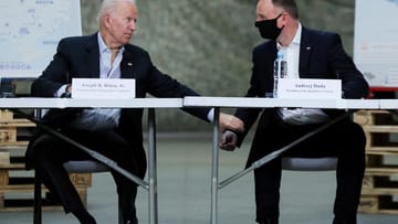 Biden i Prezydent RP Andrzej Duda: Ponieważ polski samolot rządowy musiał wykonać awaryjne lądowanie, spotkanie zostało opóźnione – co Bidenowi nie przeszkadzało.