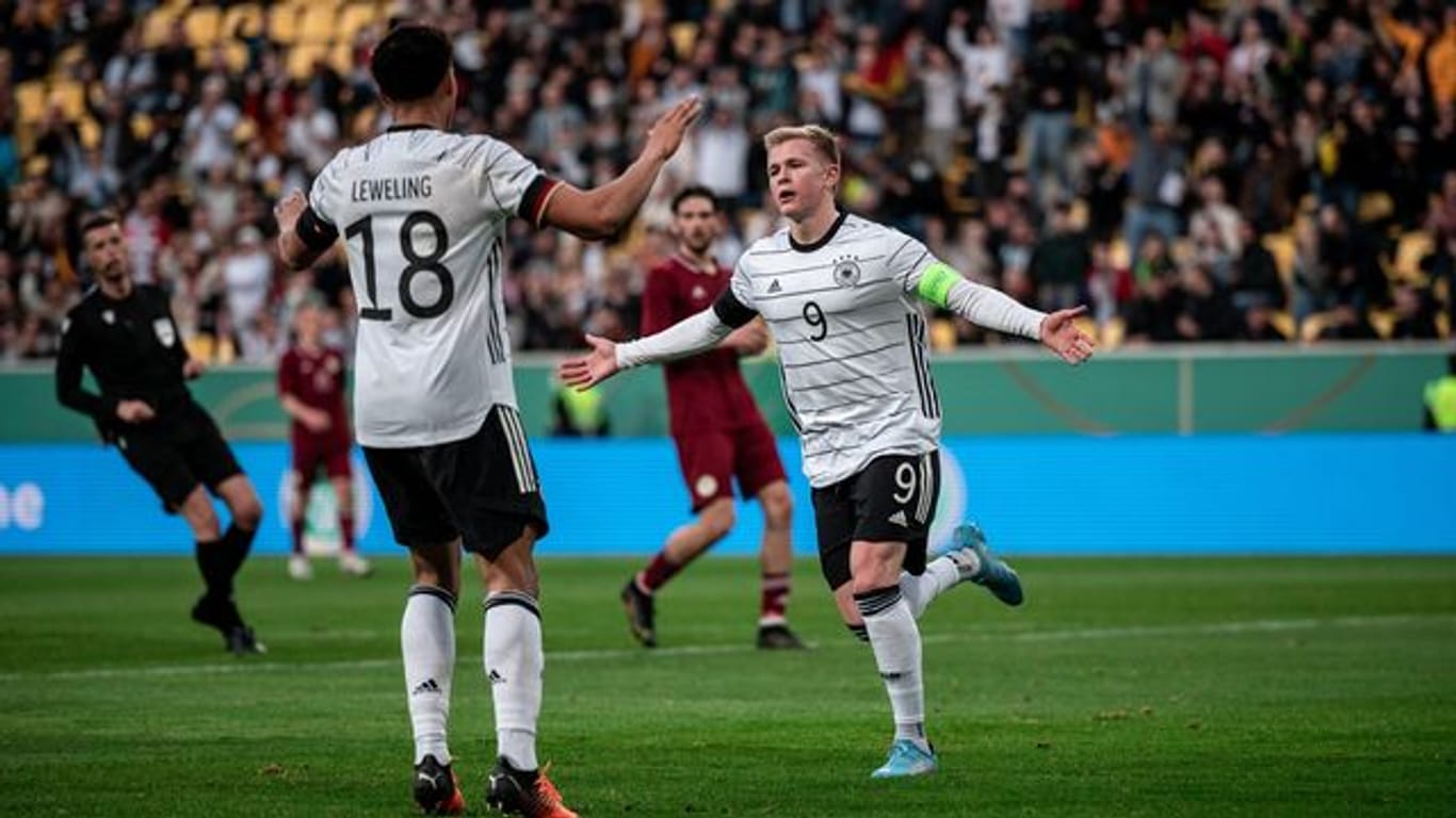 Jonathan Burkardt (r) feiert seinen ersten Treffer mit Jamie Leweling.