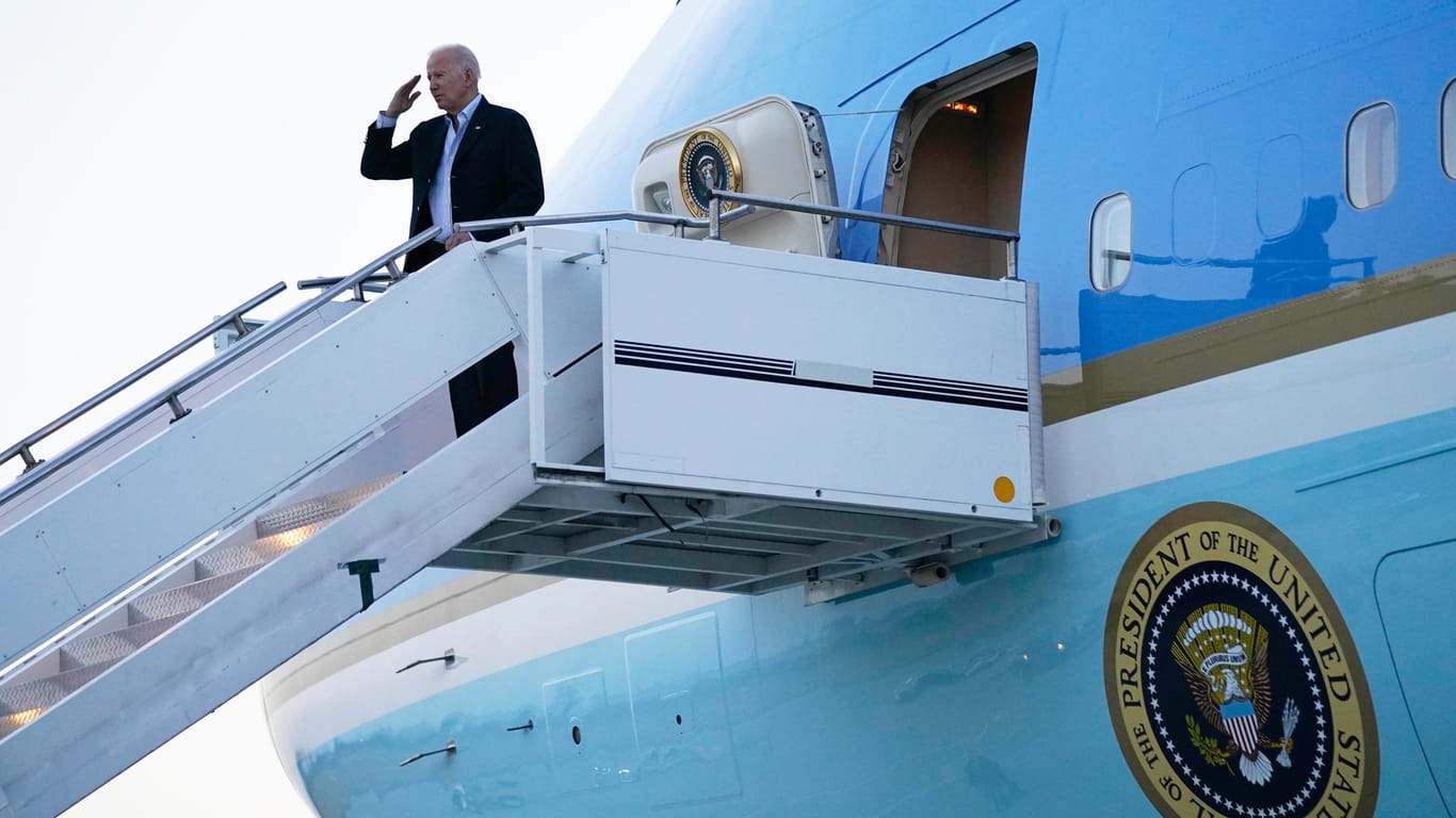 Salutieren bei der Ankunft: US-Präsident Joe Biden beim Ausstieg aus der Air Force One.