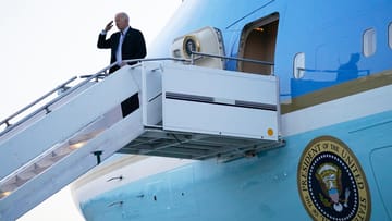 Powitanie w dniu przyjazdu: prezydent USA Joe Biden opuszcza Air Force One.