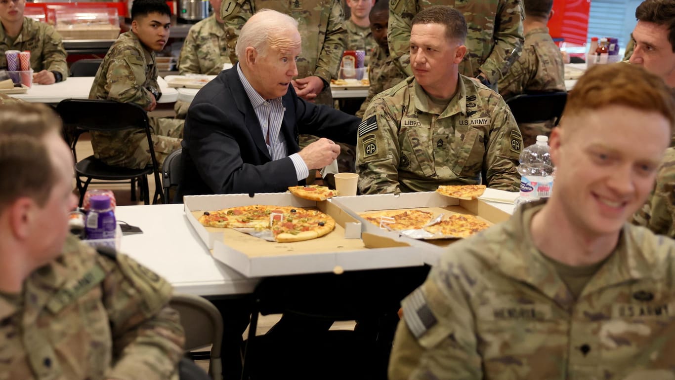 Joe Biden besucht US-Truppen in Polen: Der US-Präsident hat ein Team einberufen, dass sich auf den russischen Einsatz von Nuklear- und Chemiewaffen vorbereiten soll.