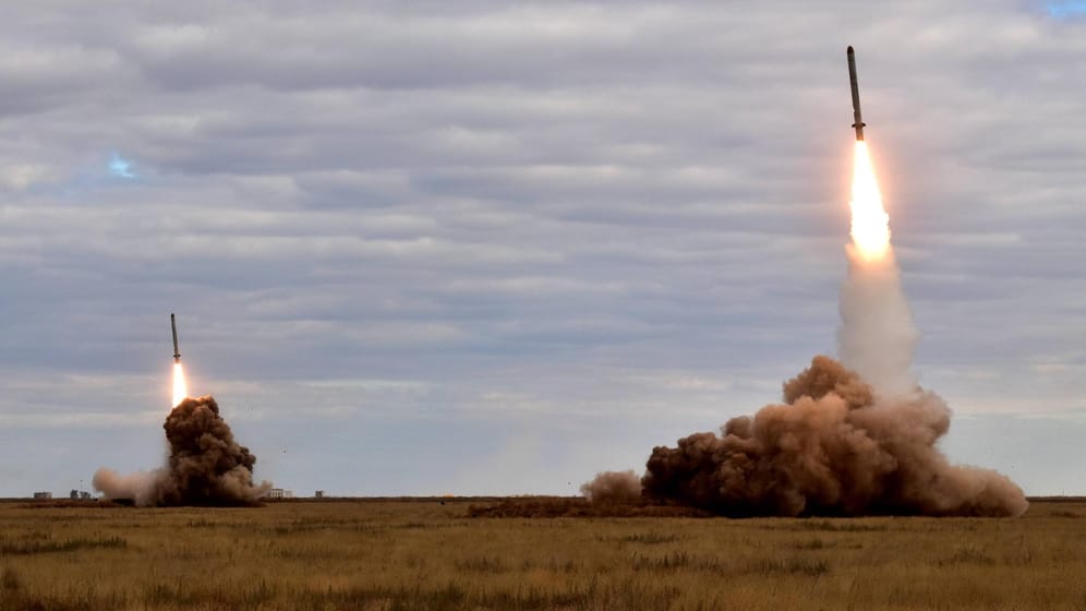 Russische Iskander-Raketen: Mit diesen Raketen schießt die russische Armee schon auf ukrainische Städte. Sie können auch mit Nuklearsprengköpfen bestückt werden.