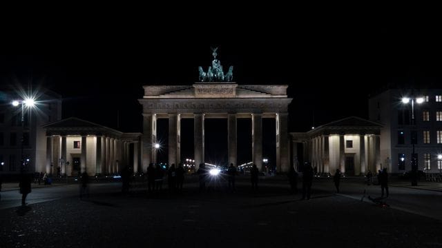 Das Brandenburger Tor liegt während der "Earth Hour" im Dunkeln (Archivbild): In Deutschland wird das Licht ausgeschaltet.