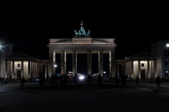 Das Brandenburger Tor liegt während der "Earth Hour" im Dunkeln (Archivbild): In Deutschland wird das Licht ausgeschaltet.