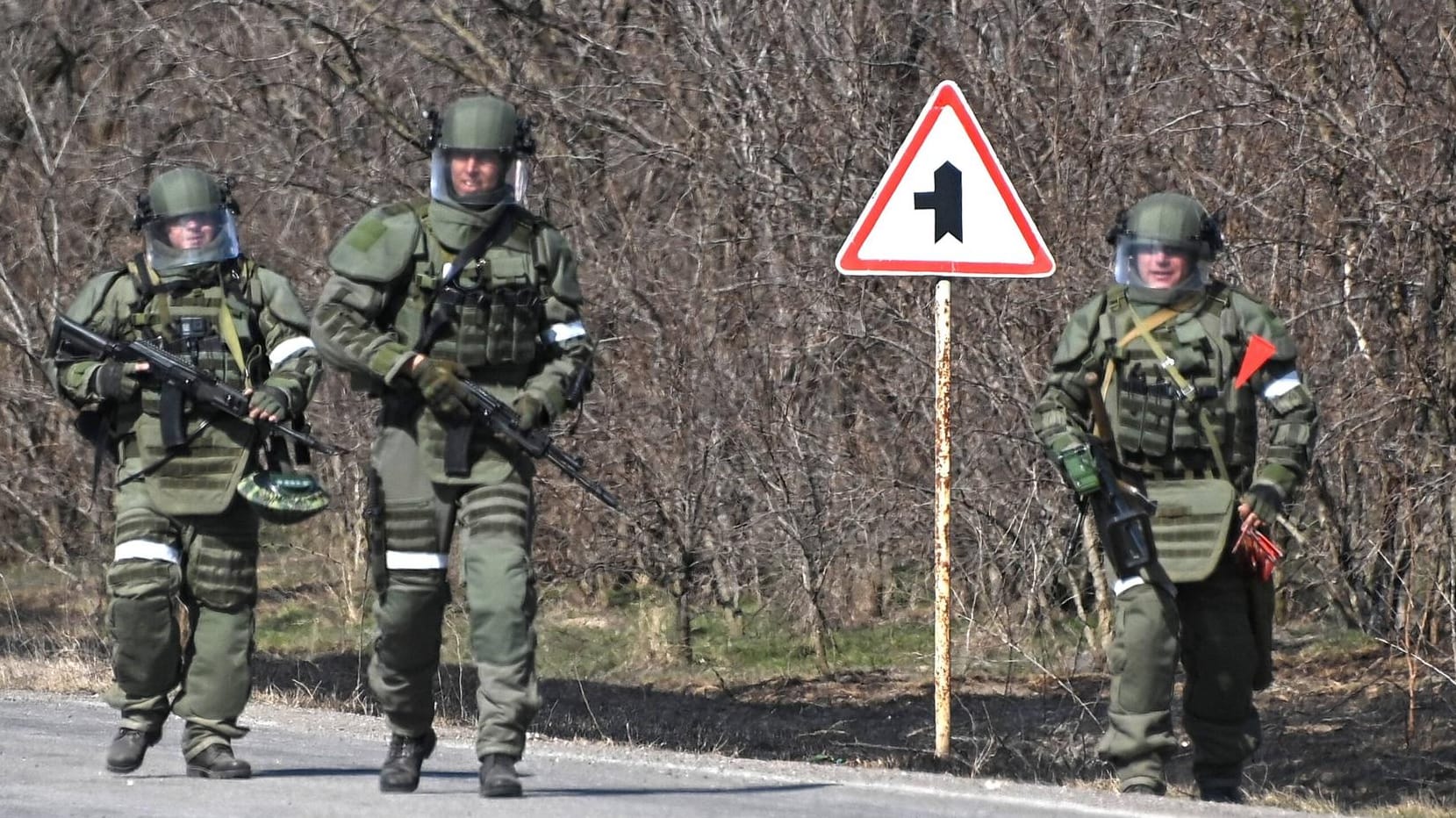 Russische Soldaten suchen nach Minen in der Nähe von Cherson (Archivbild): Die Ukraine spricht vom größten Minenfeld der Welt.