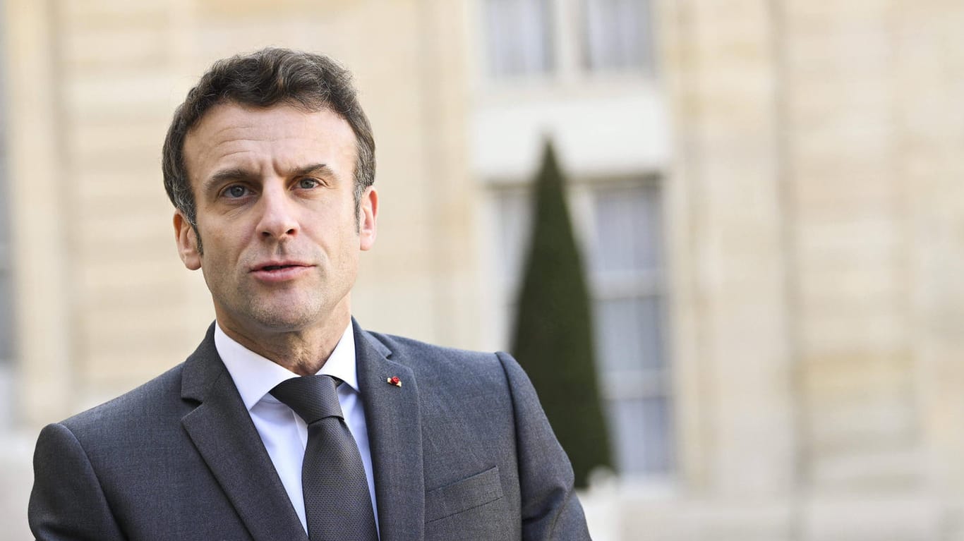 Emmanuel Macron vor seinem Amtssitz in Paris (Archivbild): Der französische Präsident hat eine Evakuierungsaktion initiiert.