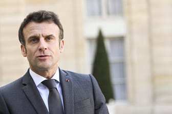 Emmanuel Macron vor seinem Amtssitz in Paris (Archivbild): Der französische Präsident hat eine Evakuierungsaktion initiiert.