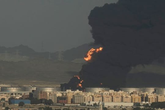 In der Nähe der Formel-1-Rennstrecke von Dschidda gab es eine Raketen-Attacke auf eine Anlage des Ölkonzerns Aramco.