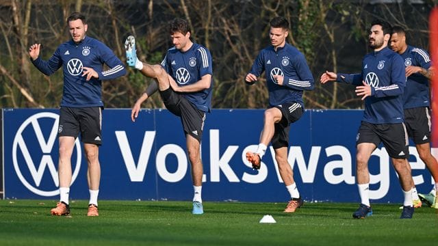 Die deutsche Nationalmannschaft um Christian Günther, Thomas Müller und Julian Weigl (l-r) im Abschlusstraining vor dem Israel-Spiel.