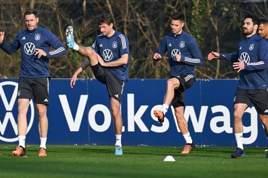 Die deutsche Nationalmannschaft um Christian Günther, Thomas Müller und Julian Weigl (l-r) im Abschlusstraining vor dem Israel-Spiel.