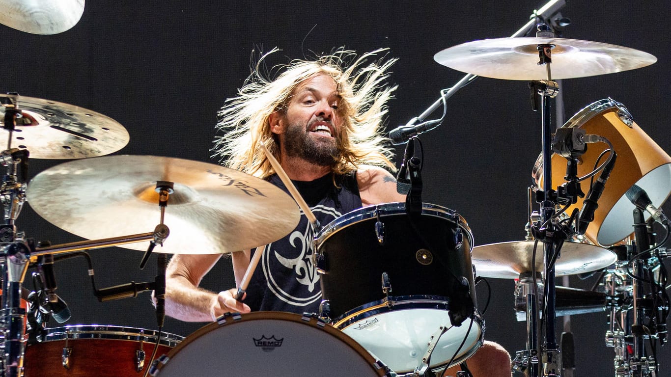Taylor Hawkins in Aktion (Archivbild): Der Schlagzeuger der "Foo Fighters" ist tot.