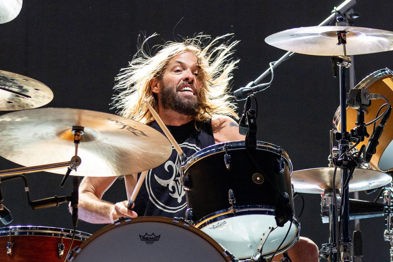 Taylor Hawkins in Aktion (Archivbild): Der Schlagzeuger der "Foo Fighters" ist tot.