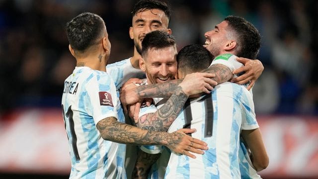 Argentiniens Lionel Messi (Mitte) feiert mit seinen Mannschaftskameraden. Argentiniens Lionel Messi (Mitte) feiert mit seinen Mannschaftskameraden.