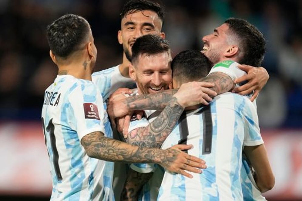Argentiniens Lionel Messi (Mitte) feiert mit seinen Mannschaftskameraden.