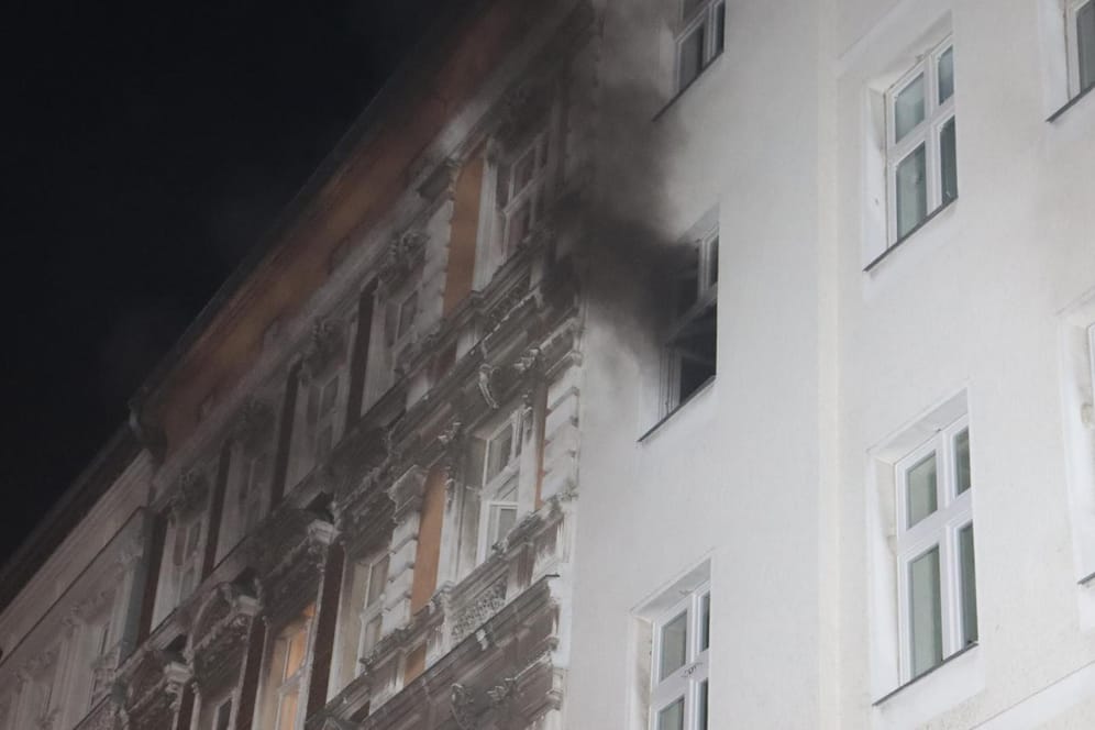 Brand in Neukölln: Die Feuerwehr war in der Nacht in dem Kiez an mehreren Brandorten im Einsatz.