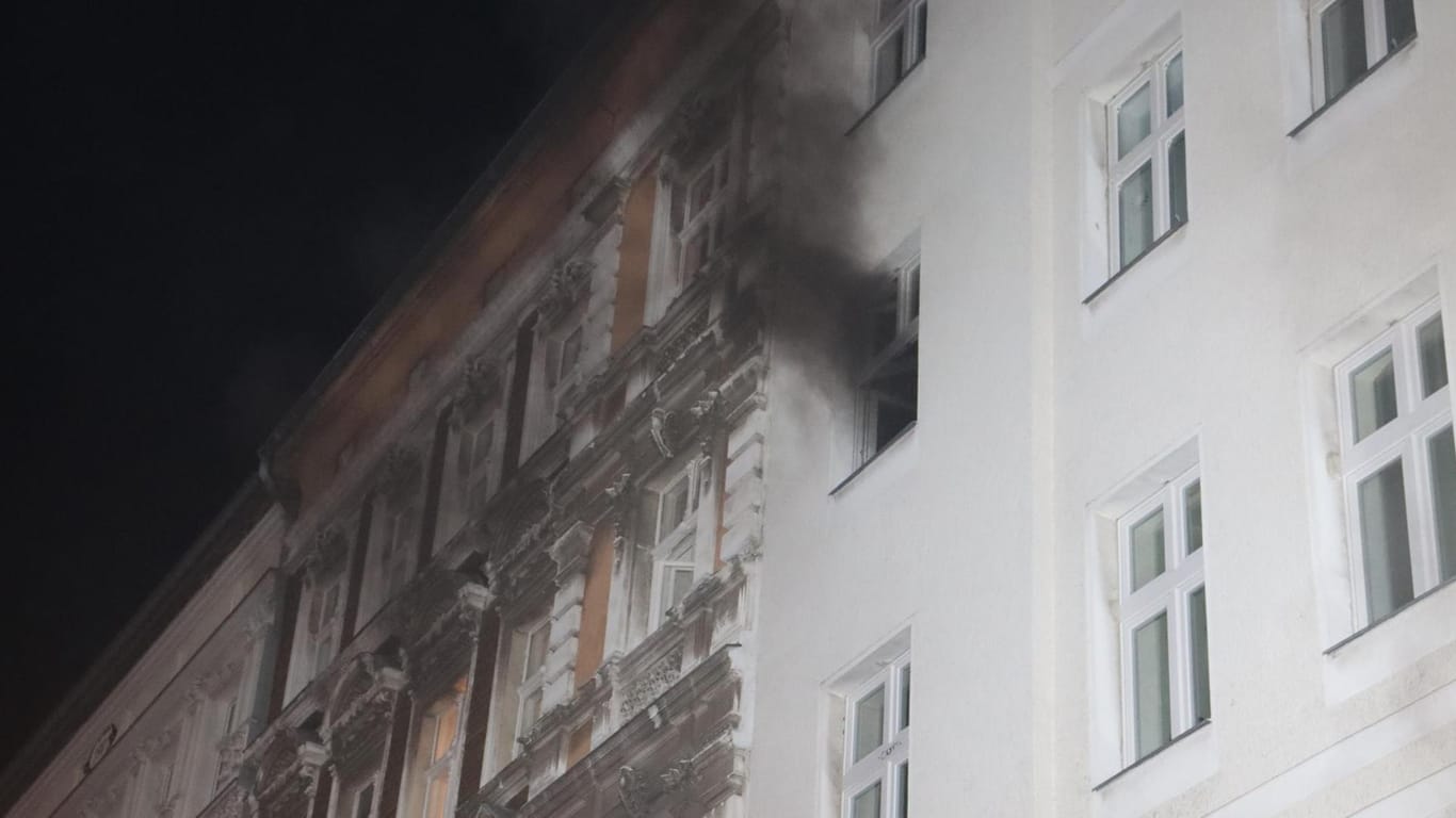 Brand in Neukölln: Die Feuerwehr war in der Nacht in dem Kiez an mehreren Brandorten im Einsatz.