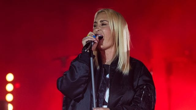 Sarah Connor singt bei der Solidaritätskundgebung "Sound of Peace" am Brandenburger Tor.