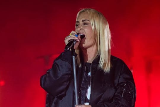 Sarah Connor singt bei der Solidaritätskundgebung "Sound of Peace" am Brandenburger Tor.