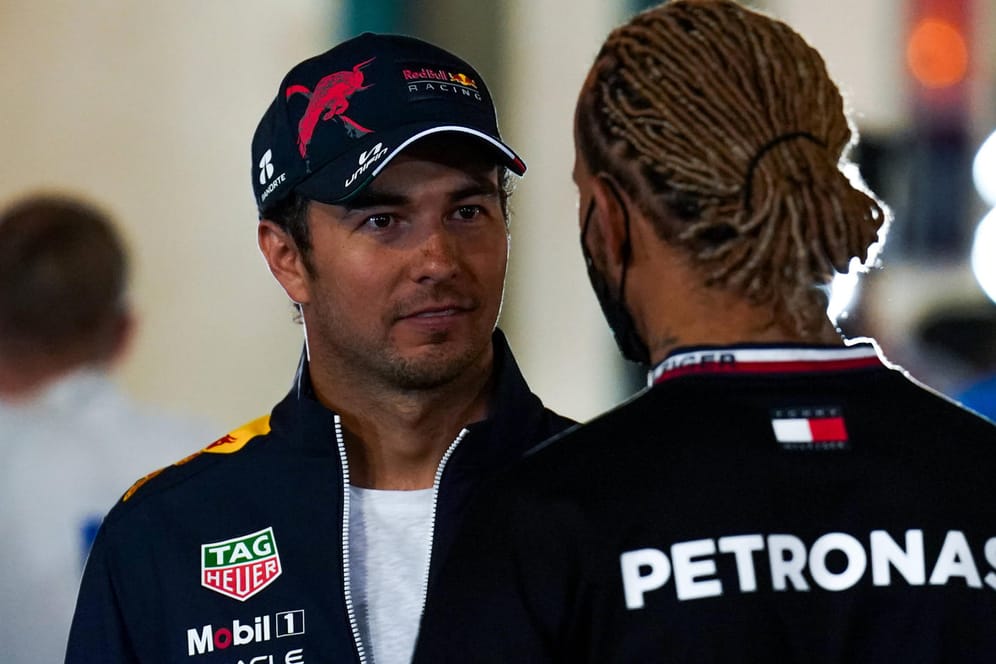 Lewis Hamilton und Sergio Perez (h.): Während der Red-Bull-Pilot sich zum Rennen geäußert hat, hält sich der sechsfache Weltmeister noch bedeckt.