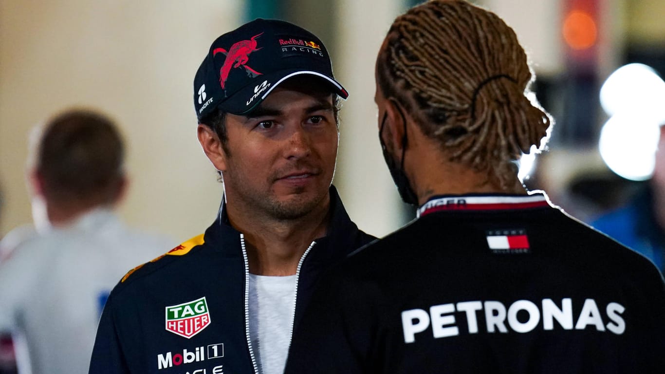 Lewis Hamilton und Sergio Perez (h.): Während der Red-Bull-Pilot sich zum Rennen geäußert hat, hält sich der sechsfache Weltmeister noch bedeckt.