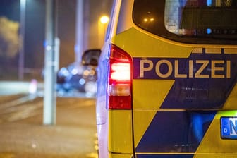 Polizeieinsatz in NRW (Symbolfoto): Bei einem Unfall in der Nähe von Siegburg sind zwei Menschen ums Leben gekommen.