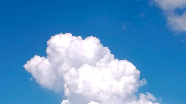 Ein kleiner philippinischer Vulkan in einem landschaftlich reizvollen See in der Nähe der Hauptstadt spuckte am Samstag bei einer kurzen Explosion eine weiße Dampf- und Aschewolke in den Himmel. Ein kleiner philippinischer Vulkan in einem landschaftlich reizvollen See in der Nähe der Hauptstadt spuckte am Samstag bei einer kurzen Explosion eine weiße Dampf- und Aschewolke in den Himmel.