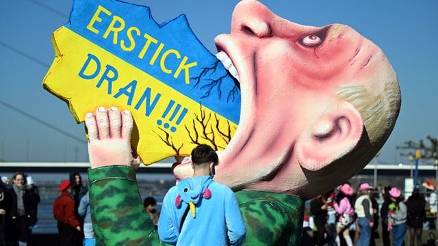 Der Düsseldorfer Motivwagen mit der überlebensgroßen Karikatur des russischen Präsidenten Putin, der die Ukraine schluckt.