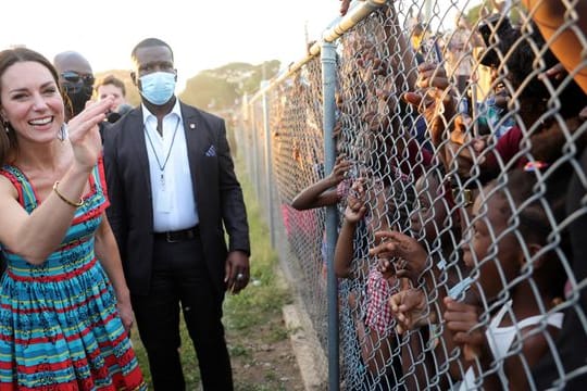 Die Herzogin von Cambridge winkt Kindern während eines Besuchs in Trench Town, dem Geburtsort des Reggae in Kingston, Jamaika, am vierten Tag ihrer Tour durch die Karibik im Namen der Königin anlässlich ihres Platinjubiläums zu.