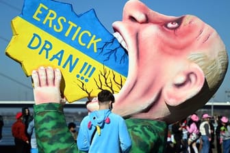 Düsseldorfer Karnevalswagen mit Putin-Karikatur