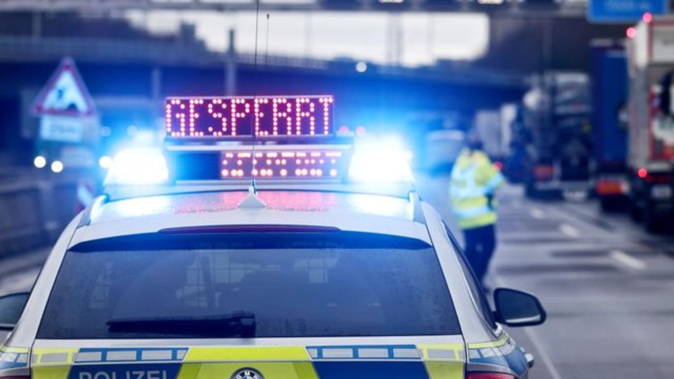Auf einem Polizeifahrzeug leuchtet die Aufschrift "Gesperrt" (Symbolbild): Ein Teil der A7 ist gesperrt.