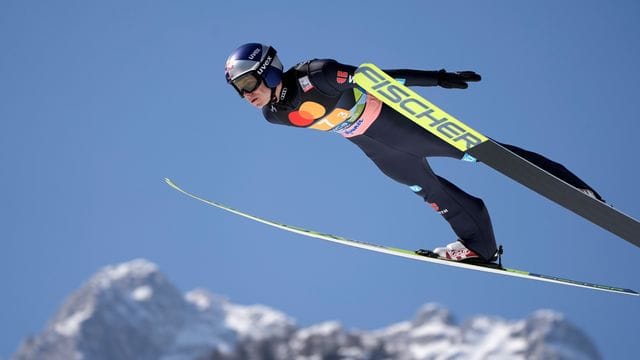 Der Deutsche Andreas Wellinger beim Sprung von der Schanze in Planica.