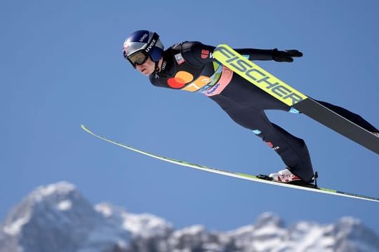 Der Deutsche Andreas Wellinger beim Sprung von der Schanze in Planica.