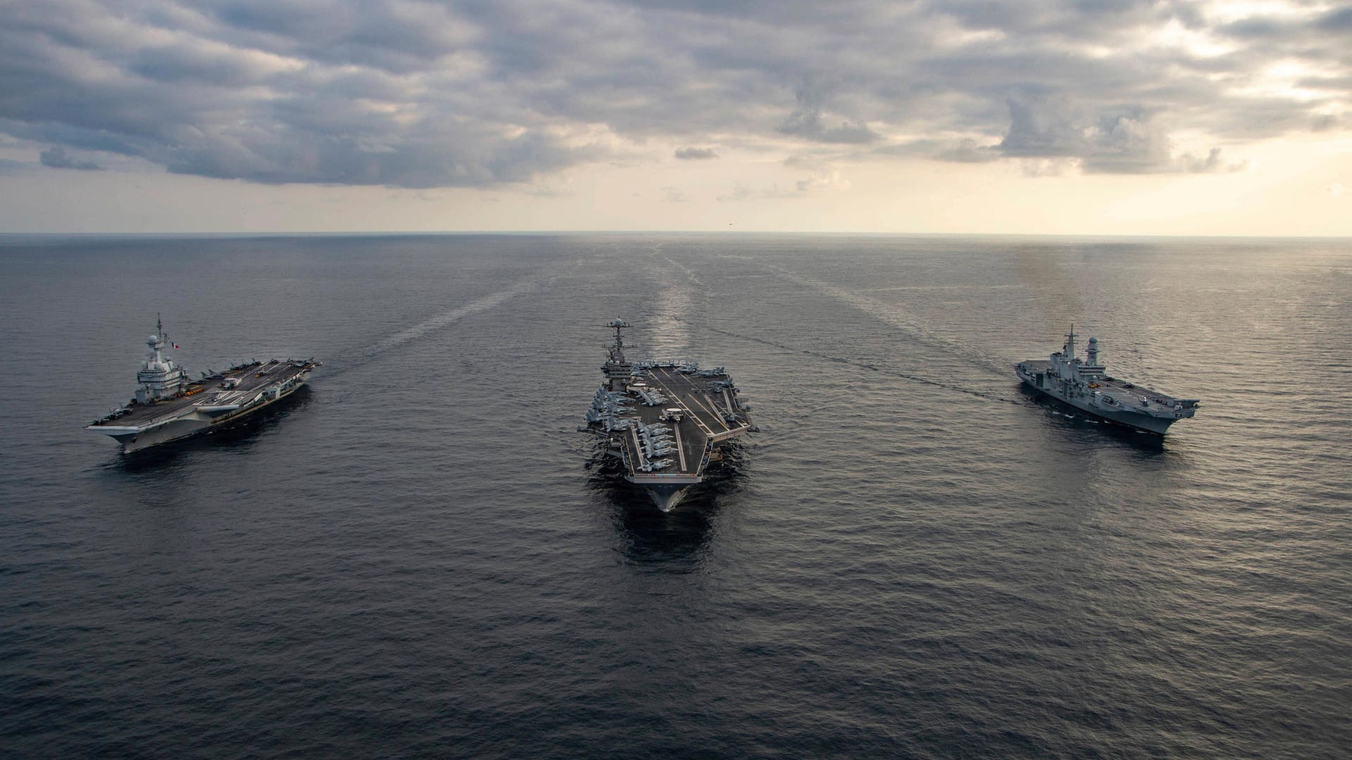 Nato-Übung: Das US-Kriegsschiff "USS Harry S. Truman" (M.), neben dem französischen Flugzeugträger "FS Charles de Gaulle" (l.), und dem italienischen Flugzeugträger "ITS Cavour" (r.).