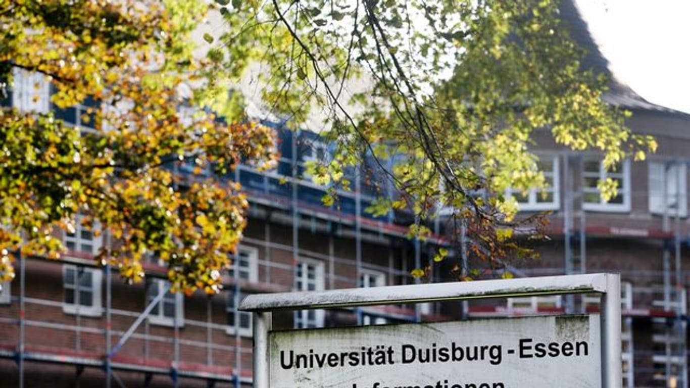 Das Foto zeigt Gebäude der Universität Duisburg-Essen: Hier sollen Noten bezahlt worden sein.
