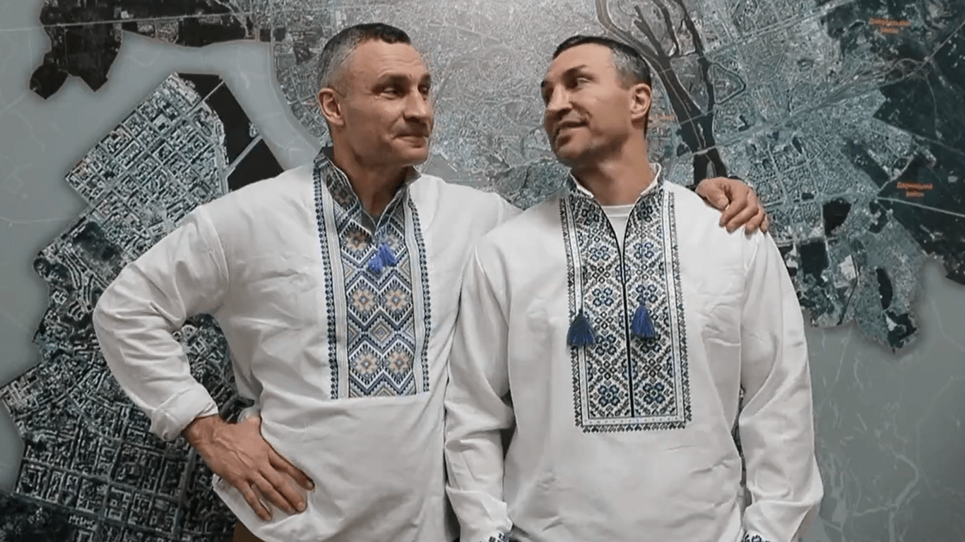 Die Klitschko-Brüder: Seit Wochen unterstützt Wladimir seinen älteren Bruder in Kiew.