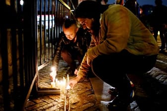 Auch Fans trauern um Taylor Hawkins und stellen Lichter vor dem Hotel in Bogota auf, in dem der Schlagzeuger tot aufgefunden wurde.