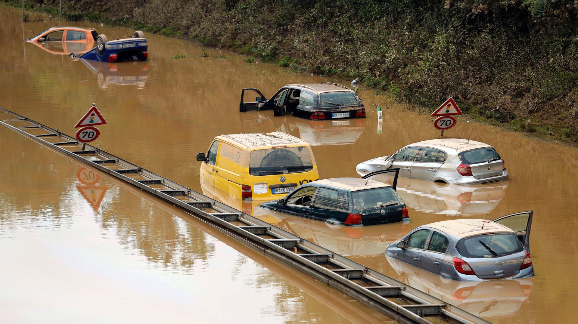 Hochwasser im Erftkreis: Die Bilder der überfluteten Autobahn gingen um die Welt.