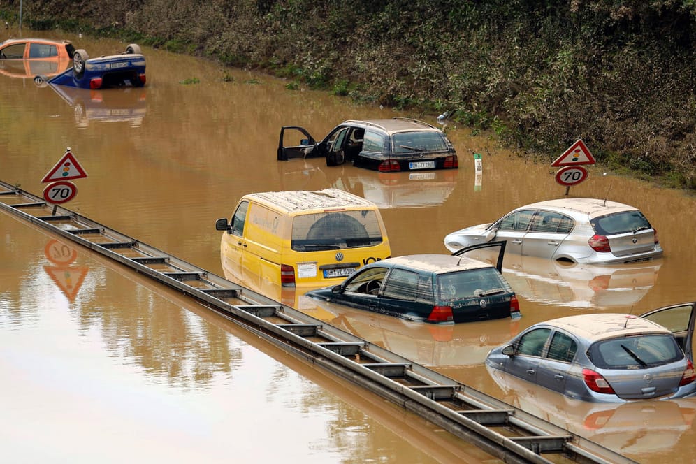 Hochwasser im Erftkreis: Die Bilder der überfluteten Autobahn gingen um die Welt.