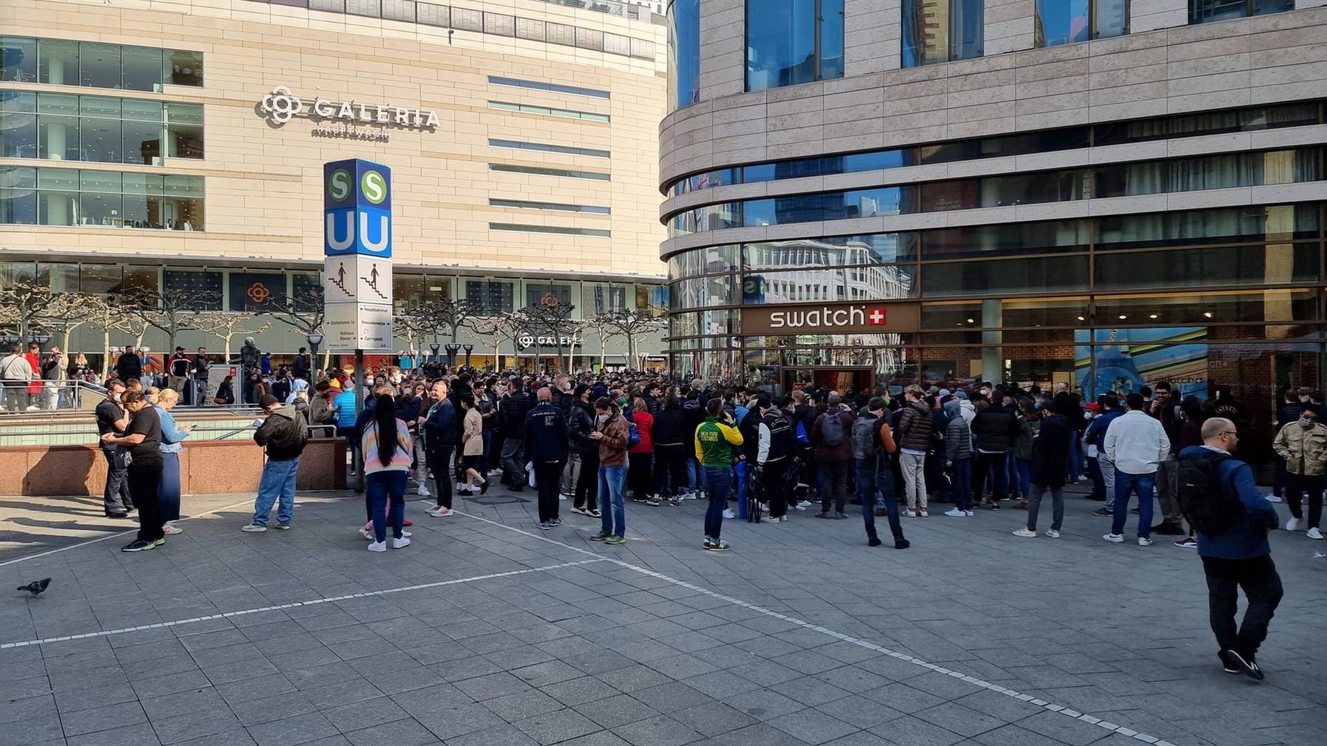 Kunden vor einer Swatch-Filiale in Frankfurt: Eine neue Uhr des Herstellers lockte Hunderte an.