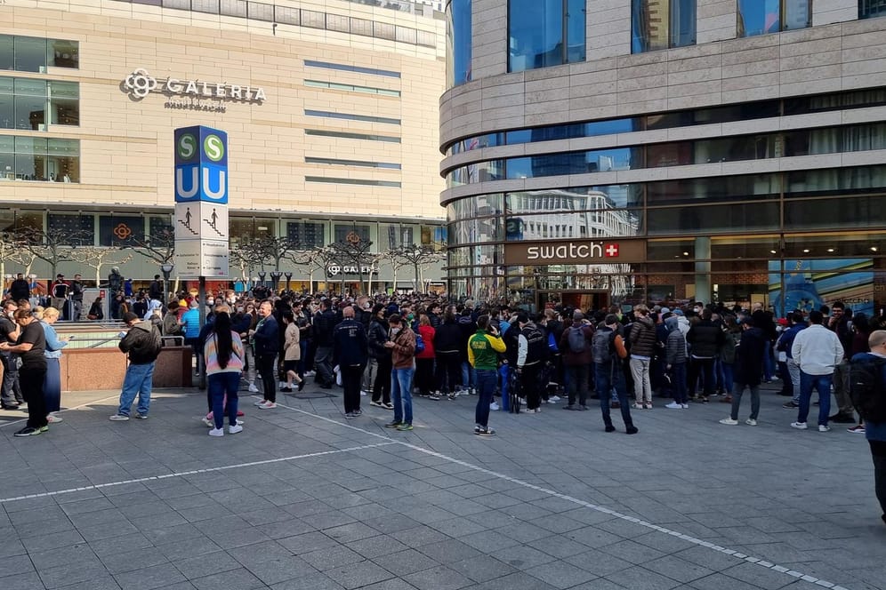Kunden vor einer Swatch-Filiale in Frankfurt: Eine neue Uhr des Herstellers lockte Hunderte an.
